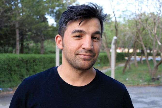 Kendisi gibi yetiştirme yurduna büyüyenlere kol kanat geriyor