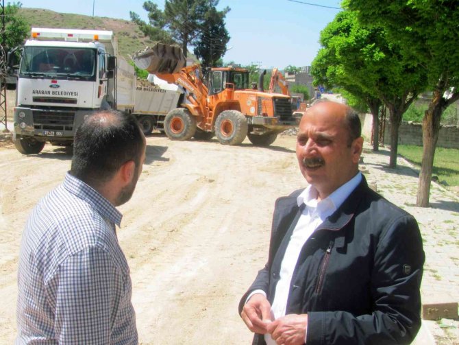 Araban caddelerine asfalt dökülüyor