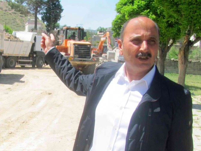 Araban caddelerine asfalt dökülüyor