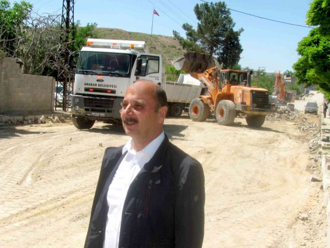 Araban caddelerine asfalt dökülüyor