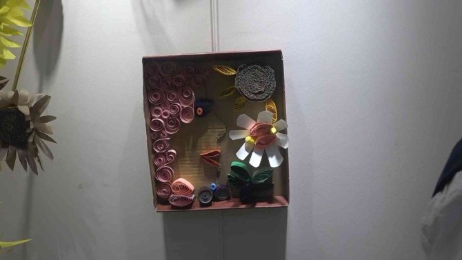 Atık kartonlar engellilerin elinde sanata dönüştü