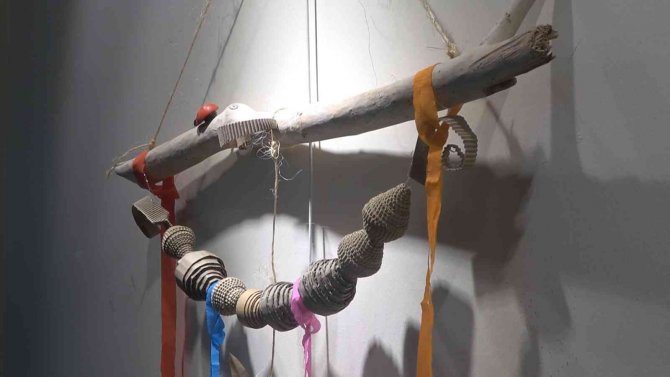 Atık kartonlar engellilerin elinde sanata dönüştü