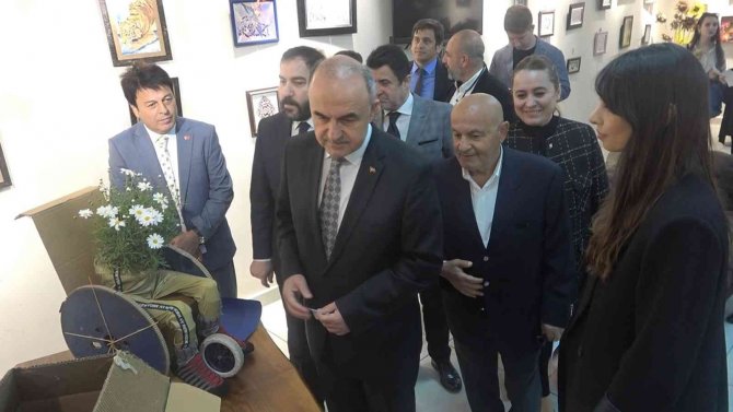 Atık kartonlar engellilerin elinde sanata dönüştü