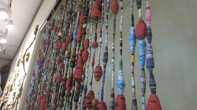 Atık kartonlar engellilerin elinde sanata dönüştü