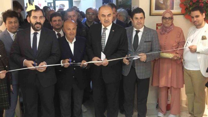 Atık kartonlar engellilerin elinde sanata dönüştü