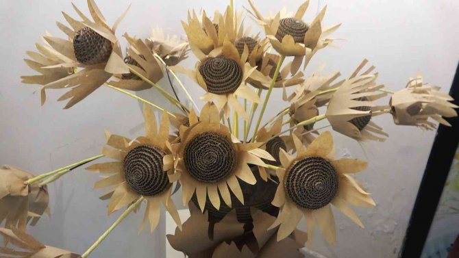 Atık kartonlar engellilerin elinde sanata dönüştü