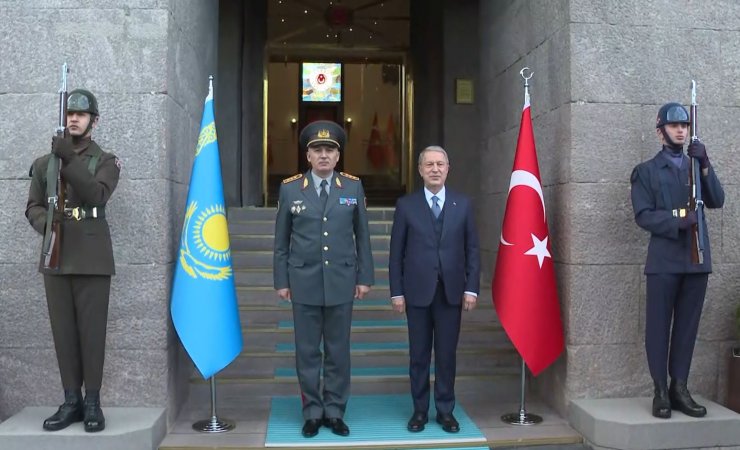 Bakan Akar, Kazakistanlı mevkidaşı ile görüştü