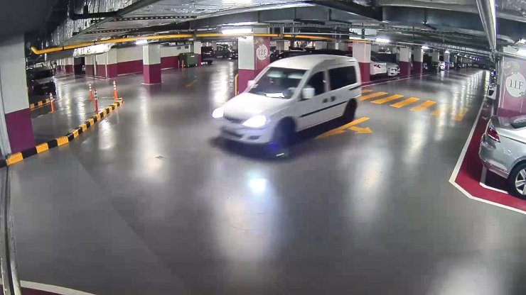 Bankadan takip ettiler sinyal kesiciyle otomobildeki paraların yarısını çaldılar  