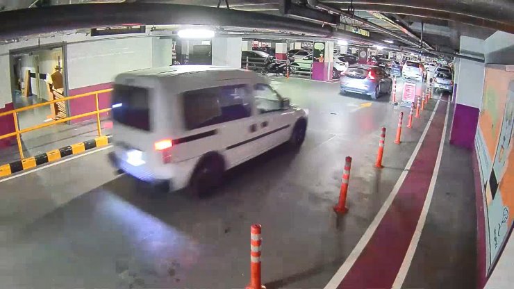 Bankadan takip ettiler sinyal kesiciyle otomobildeki paraların yarısını çaldılar  