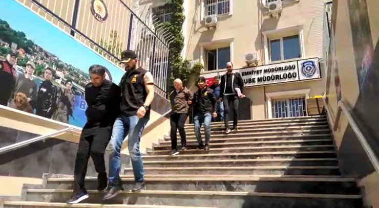 Bankadan takip ettiler sinyal kesiciyle otomobildeki paraların yarısını çaldılar  