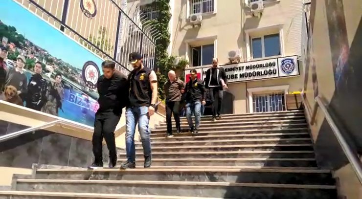 Bankadan takip ettiler sinyal kesiciyle otomobildeki paraların yarısını çaldılar  