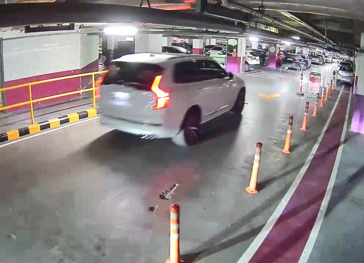 Bankadan takip ettiler sinyal kesiciyle otomobildeki paraların yarısını çaldılar  