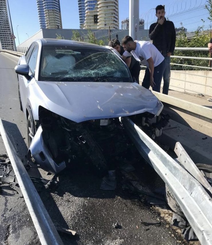 Bariyerlere çarpan cipin sürücüsü yaralandı