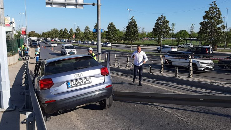 Bariyerlere çarpan cipin sürücüsü yaralandı