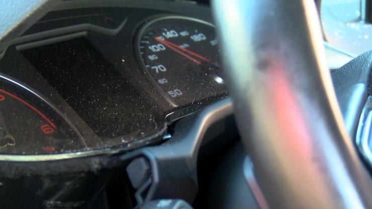 Bariyerlere çarpan cipin sürücüsü yaralandı