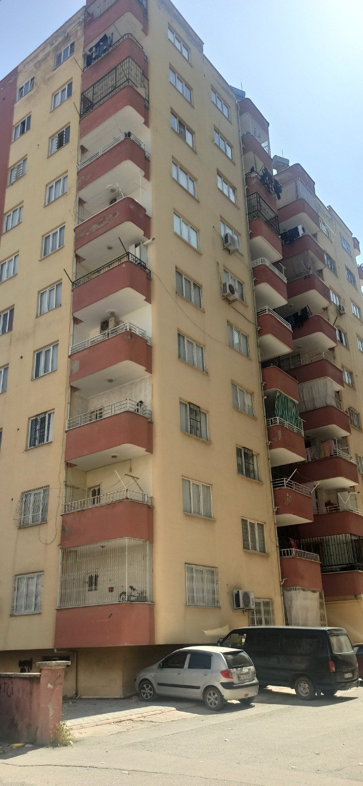 Bebek arabasında, asansör kabiniyle duvar arasına sıkıştı