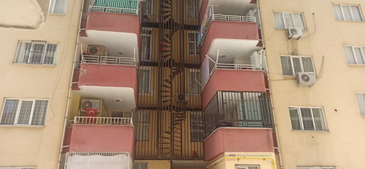 Bebek arabasında, asansör kabiniyle duvar arasına sıkıştı