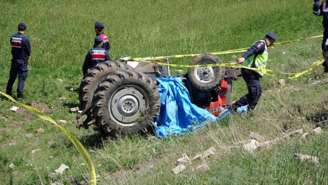 Beton parke yüklü traktör devrildi: 1 ölü