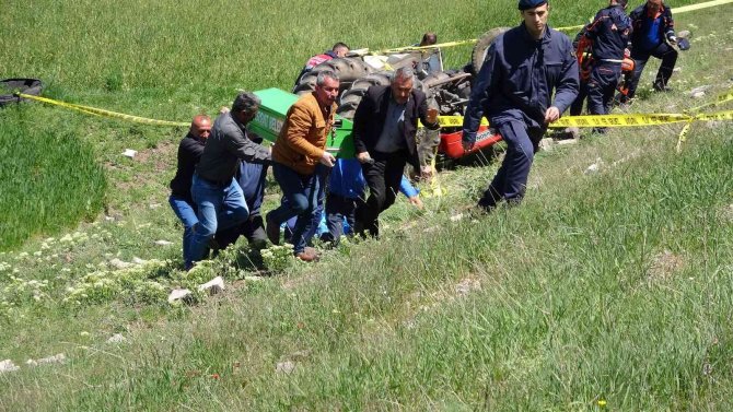 Beton parke yüklü traktör devrildi: 1 ölü