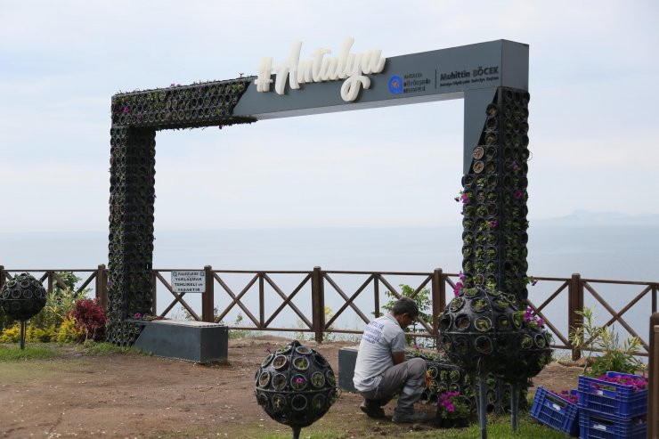 Çalınan çiçeklerin başına nöbetçi personel