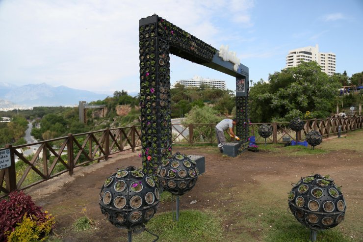 Çalınan çiçeklerin başına nöbetçi personel