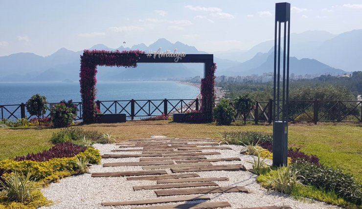 Çalınan çiçeklerin başına nöbetçi personel