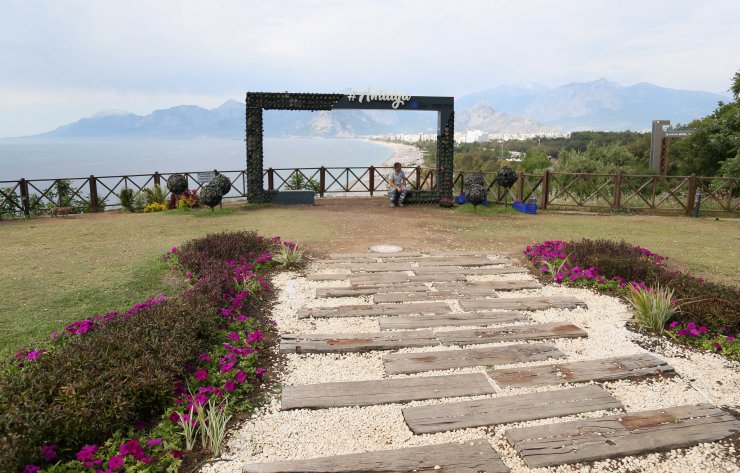 Çalınan çiçeklerin başına nöbetçi personel