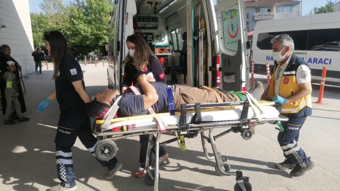 Devrilen traktörün altından sağ çıktı