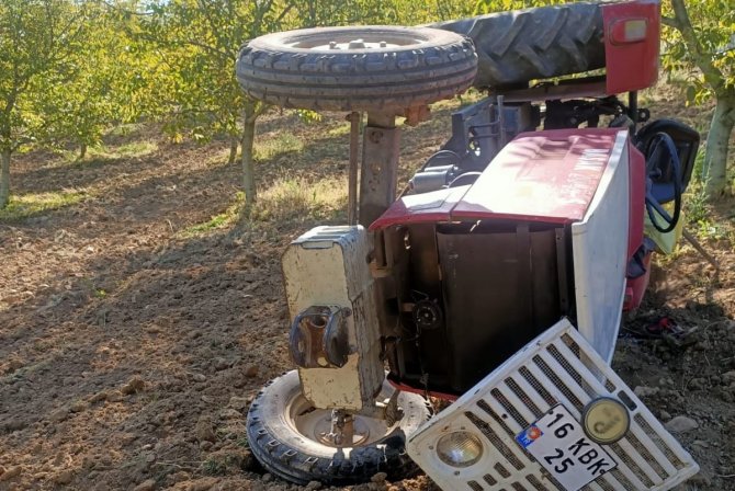 Devrilen traktörün altından sağ çıktı