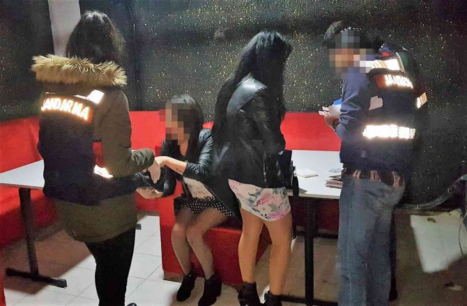 Eğlence mekanında kaçak olarak çalışan yabancı uyruklu 2 kadın sınır dışı edildi