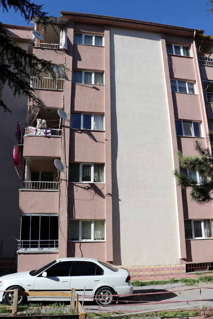 Evinde darbedilen kişi 1'inci kattan atlayınca ayağı kırıldı