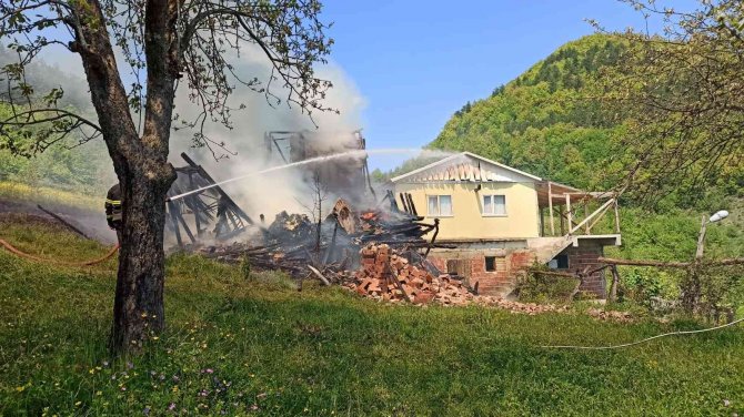 İki katlı ahşap ev alev alev yandı