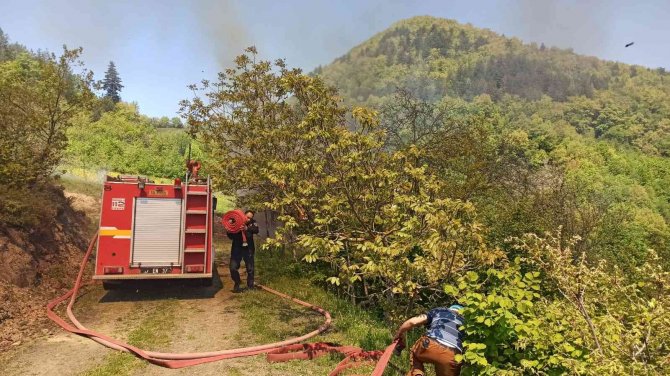 İki katlı ahşap ev alev alev yandı