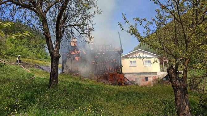 İki katlı ahşap ev alev alev yandı