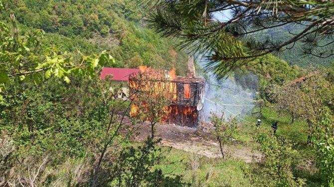 İki katlı ahşap ev alev alev yandı
