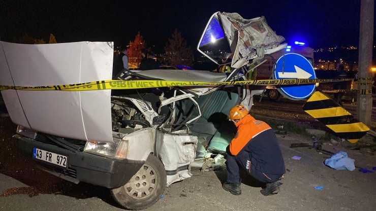 İki otomobil kavşakta çarpıştı; 1 ölü, 3 yaralı