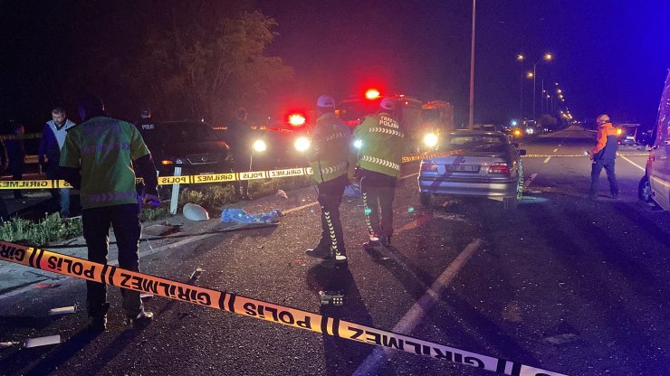 İki otomobil kavşakta çarpıştı; 1 ölü, 3 yaralı