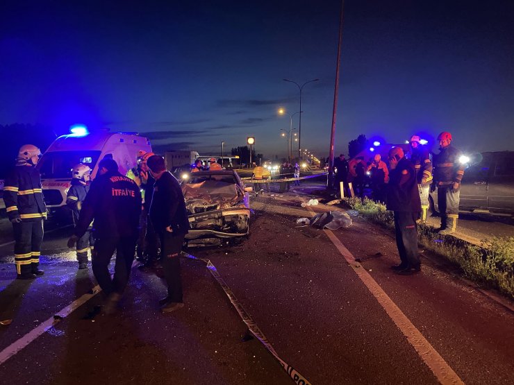 İki otomobil kavşakta çarpıştı; 1 ölü, 3 yaralı