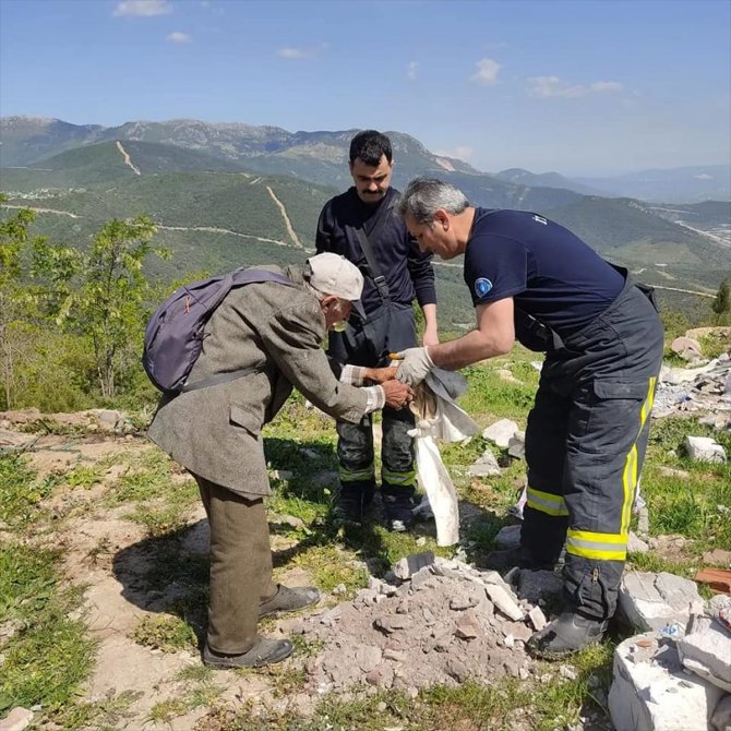 Zifte yapışan keçiyi itfaiye ekibi kurtardı