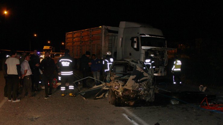 Kamyon ile otomobil çarpıştı: 1 ölü, 1 yaralı