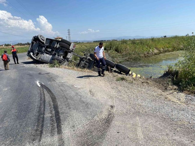 Kamyon sulama kanalına devrildi