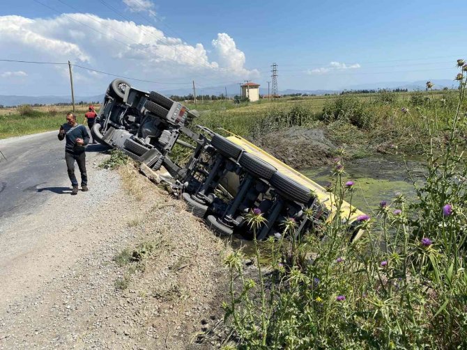 Kamyon sulama kanalına devrildi