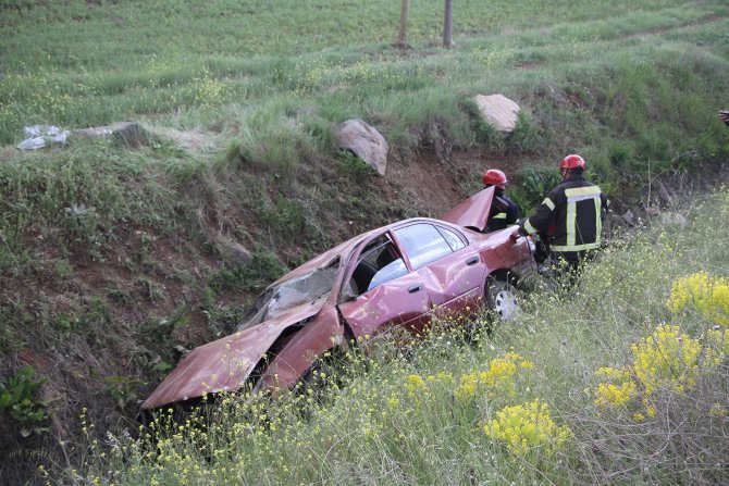 Kontrolden çıkan otomobil şarampole uçtu: 2 yaralı