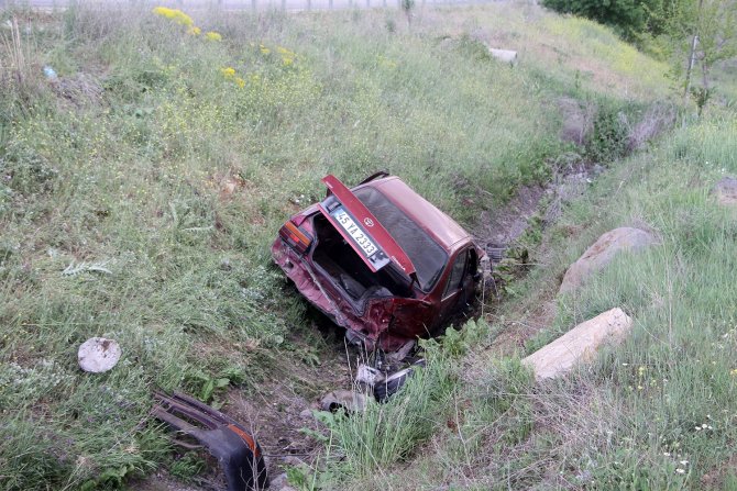 Kontrolden çıkan otomobil şarampole uçtu: 2 yaralı