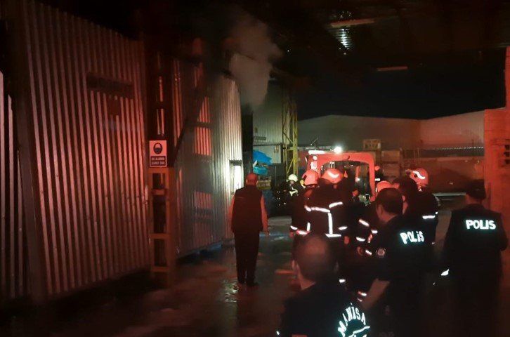 Manisa’da palet fabrikasında yangın
