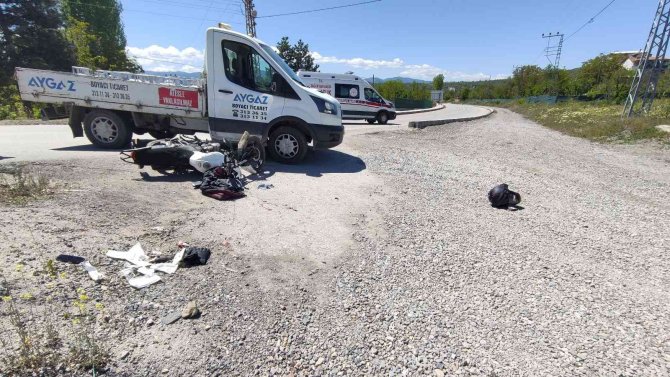 Motosiklet ile kamyonet çarpıştı