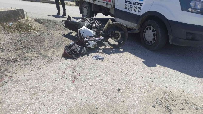 Motosiklet ile kamyonet çarpıştı