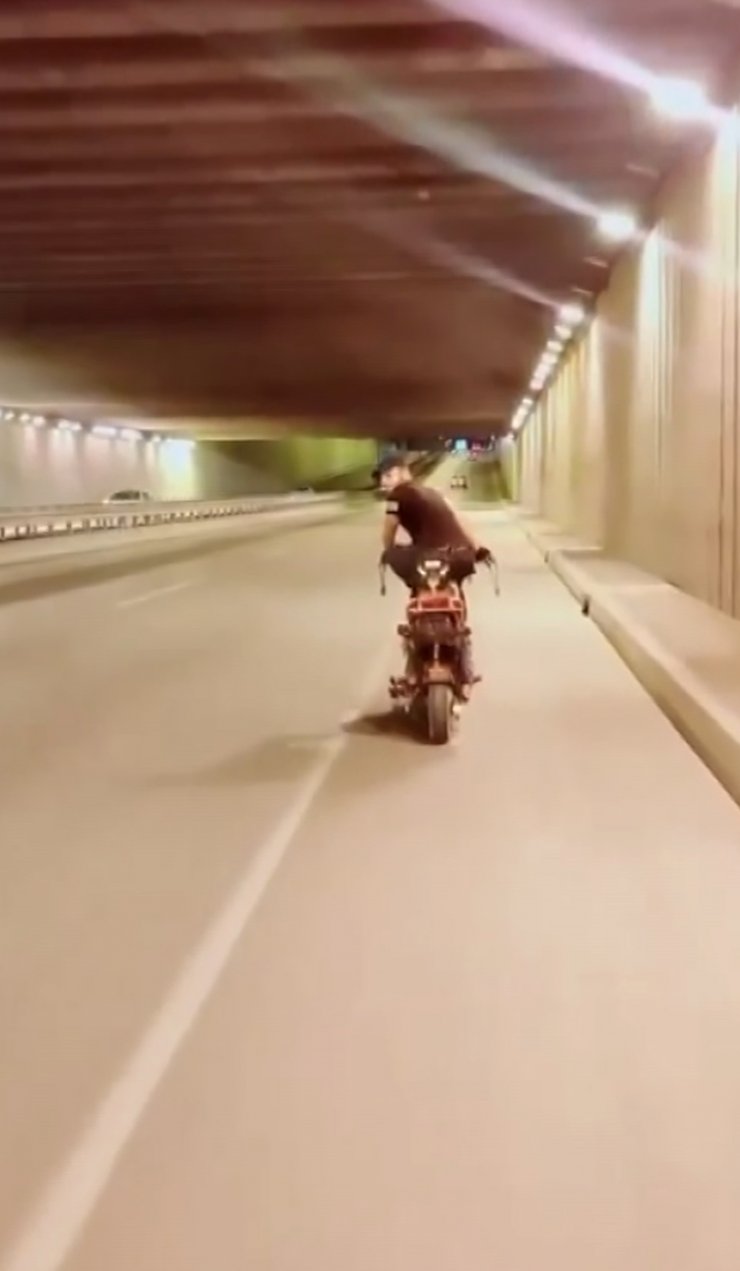 Motosikleti ayakta sürdü; o anlar kamerada