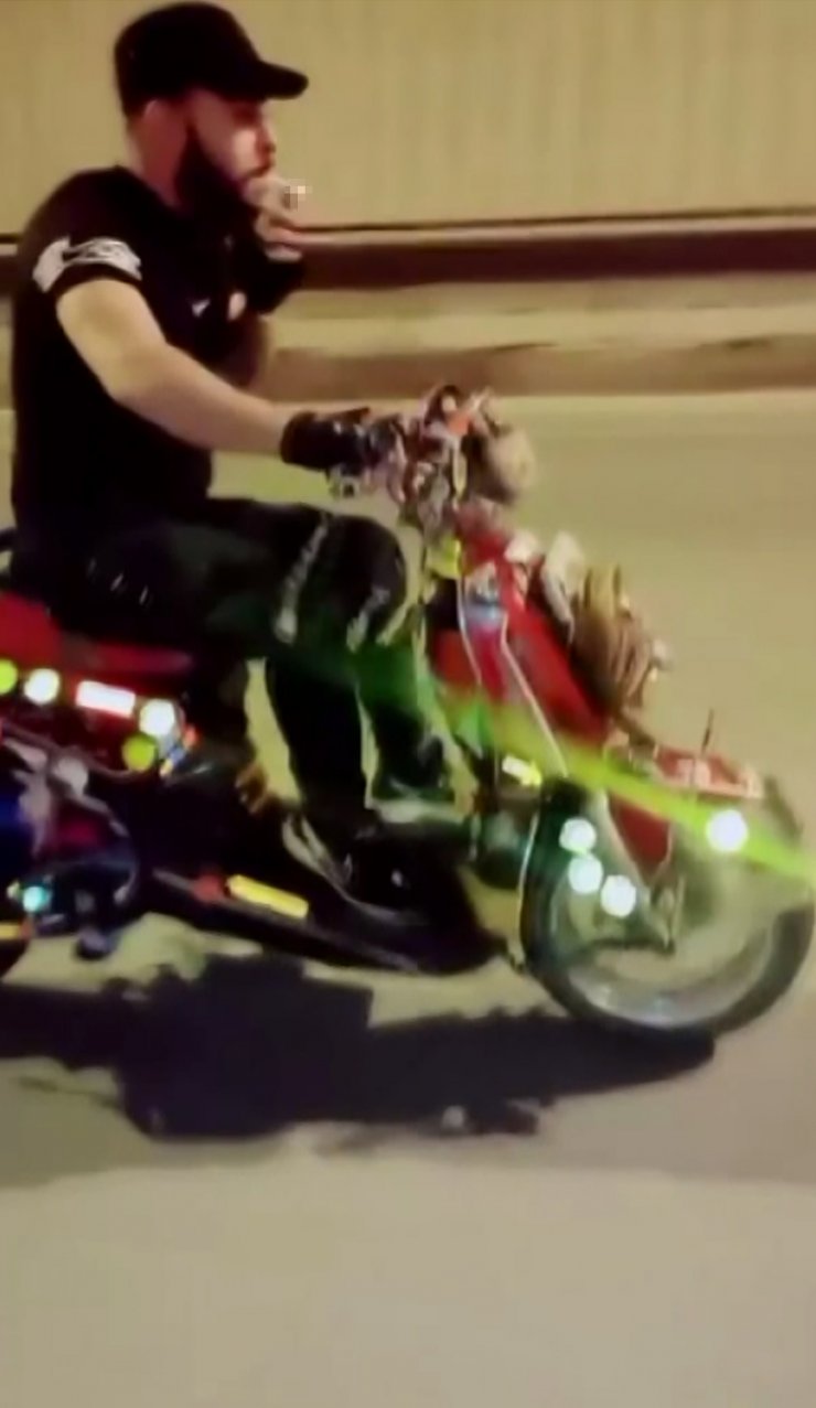 Motosikleti ayakta sürdü; o anlar kamerada