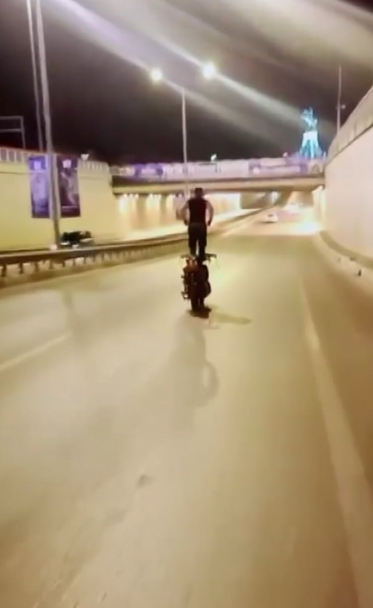 Motosikleti ayakta sürdü; o anlar kamerada